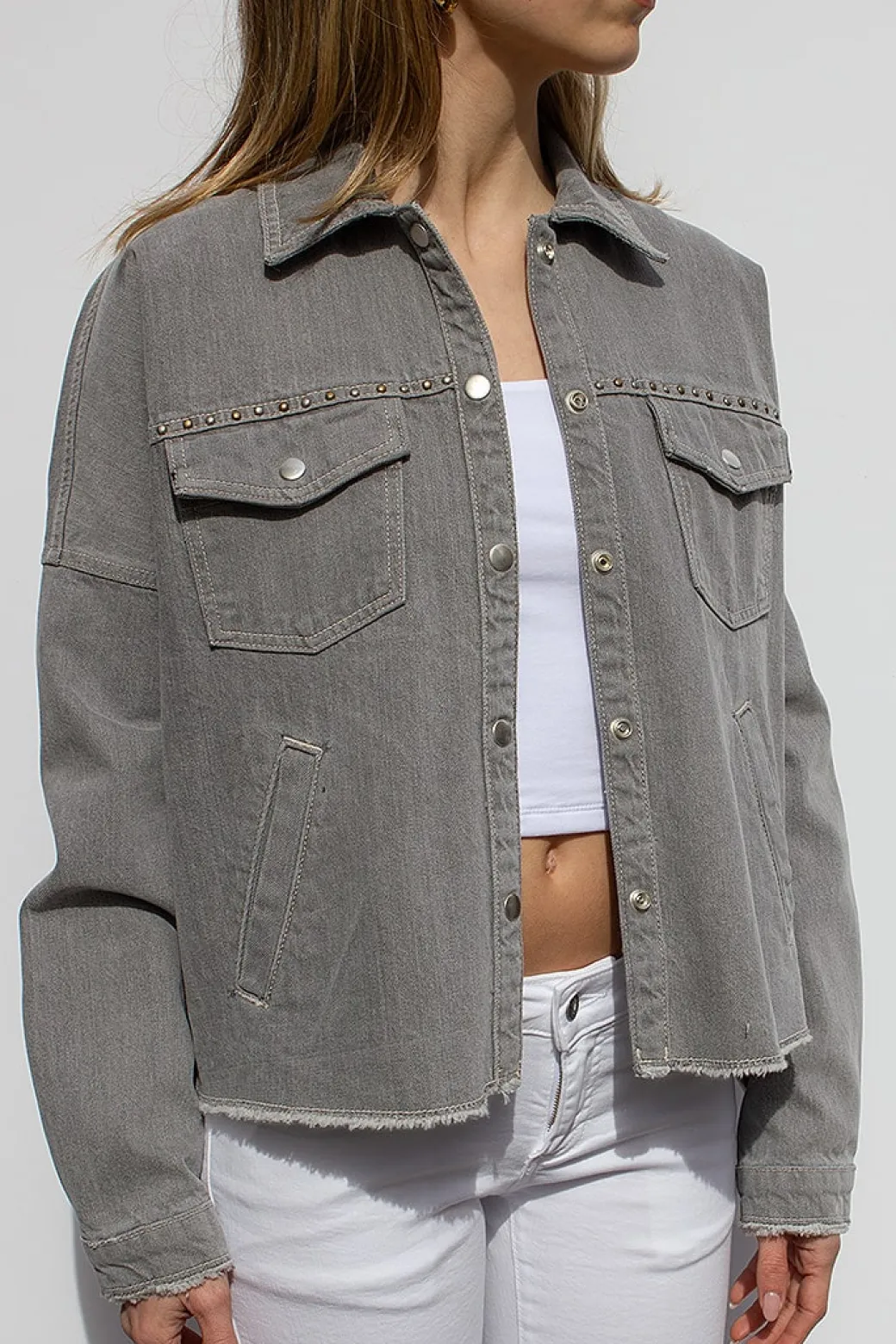 Chaqueta con tachuelas