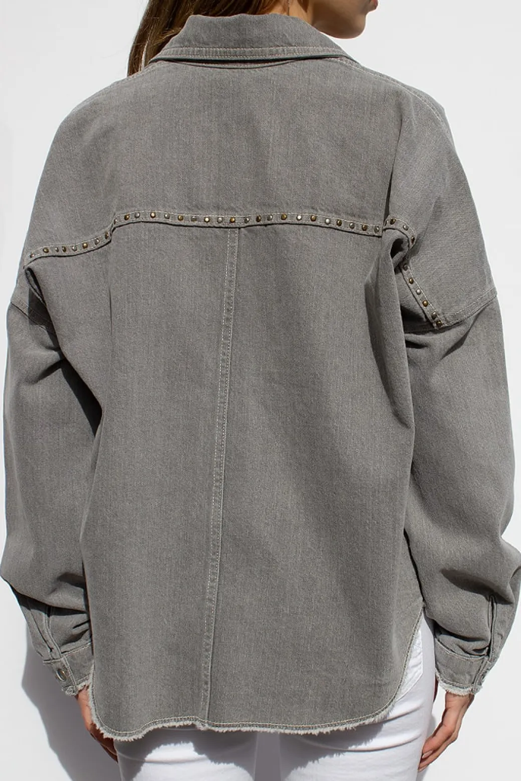 Chaqueta con tachuelas