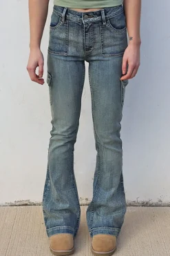 Jeans flare con bolsillos