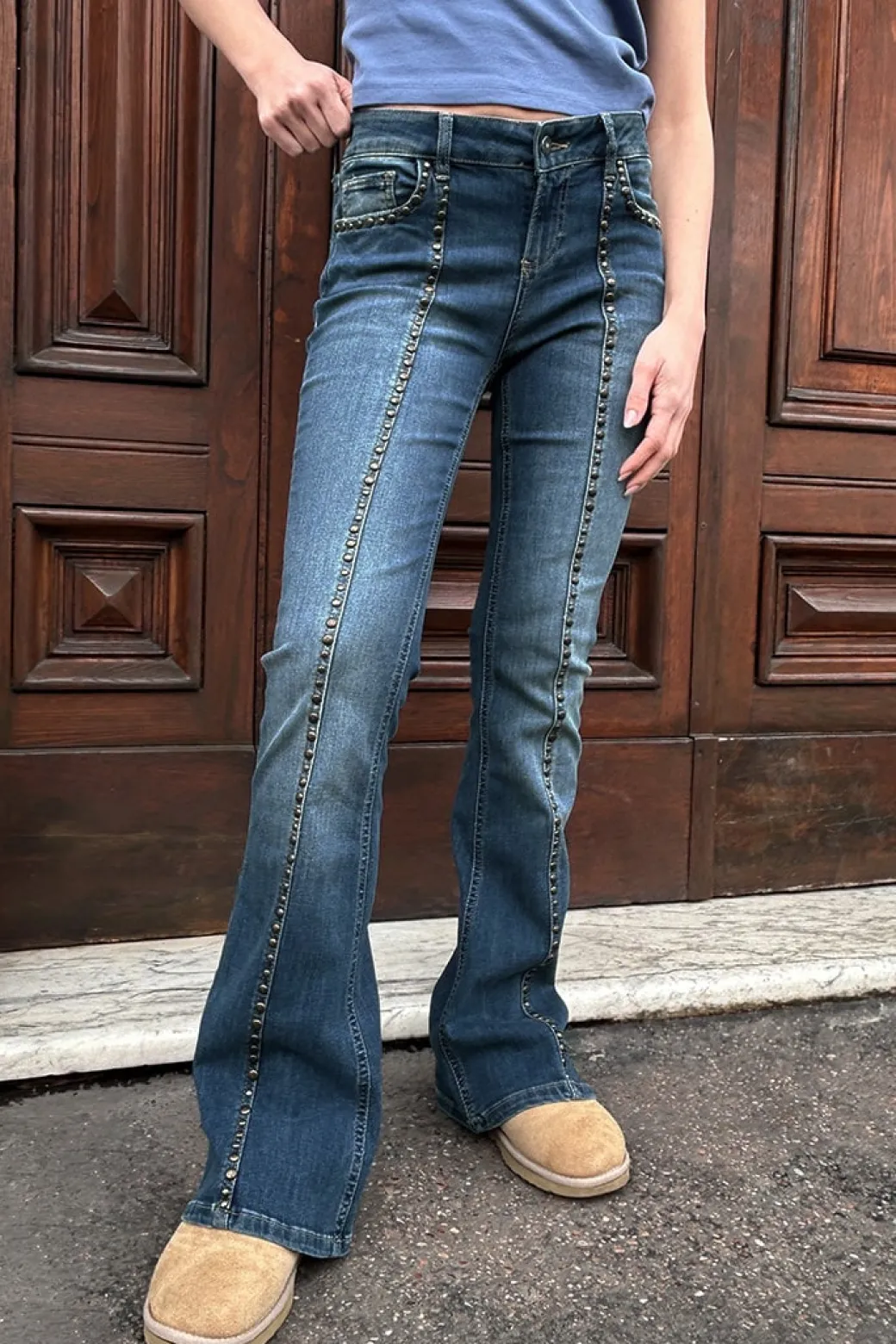 Jeans flare con tachuelas