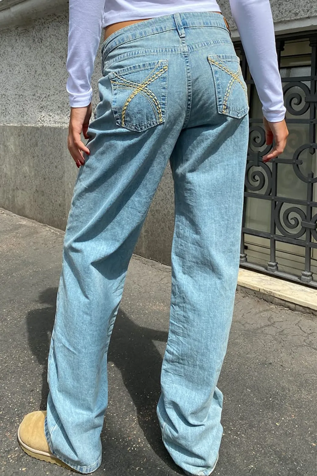 Jeans low waist con bordado