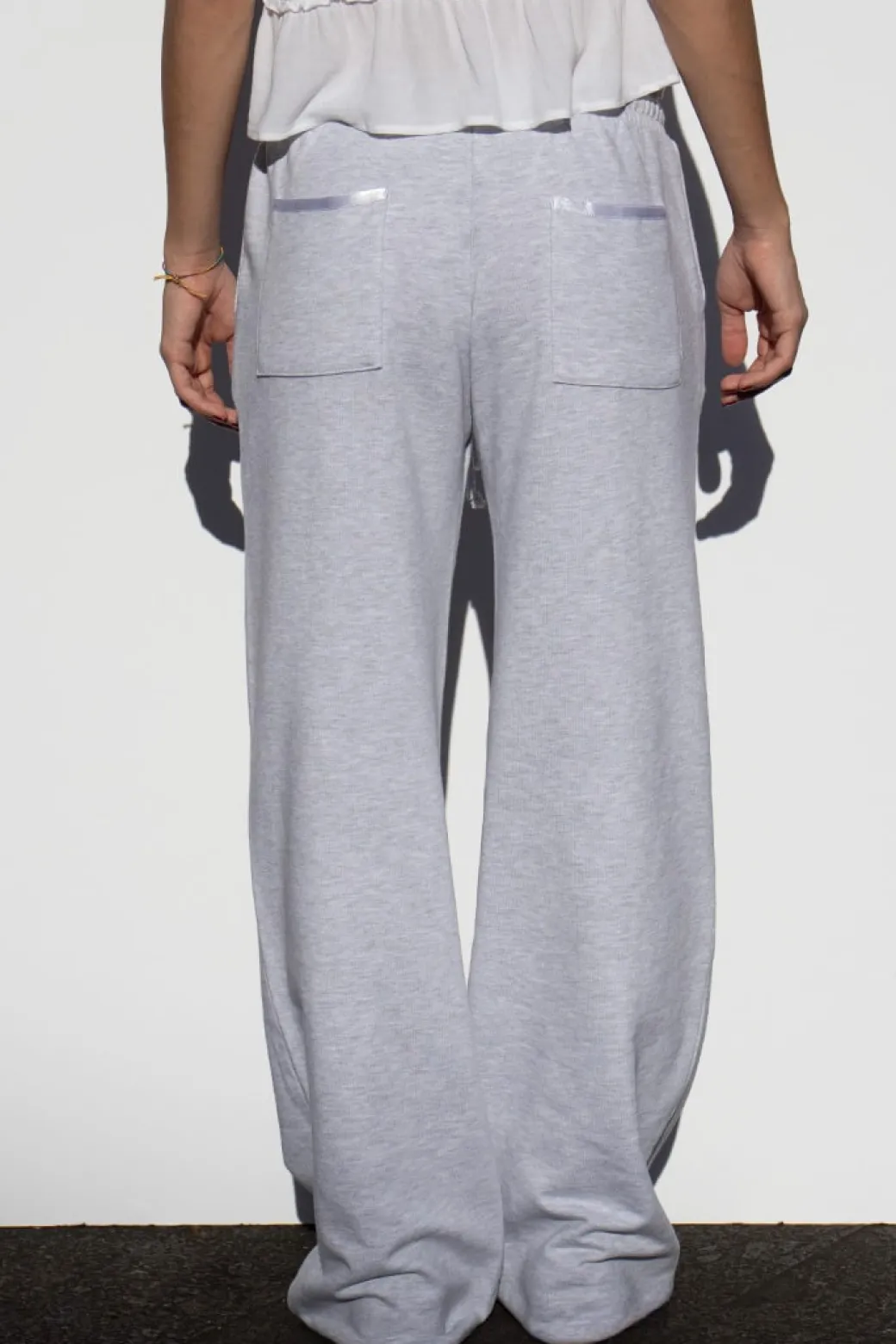 Pantalones chandal detalles satén